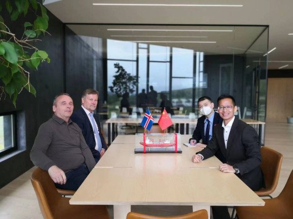 Halldór and He Rulong having a meeting at CIAO